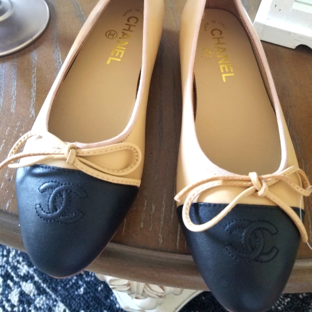 CHANEL Beige and Black Leather Cap-Toe Ballet Flats